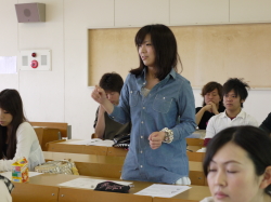 積極的に質問する学生