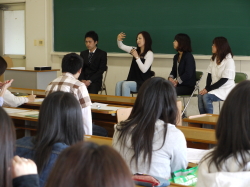 質問に答える先輩