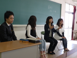 質問に答える先輩