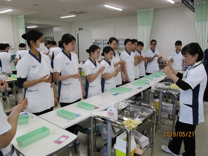 看護学科 注射の演習が始まりました 看護学部 看護学科 学部 学科からのお知らせ 学校法人 永原学園 西九州大学